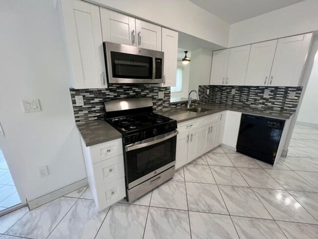 8640 Wilshire Dr in Miramar, FL - Building Photo - Building Photo