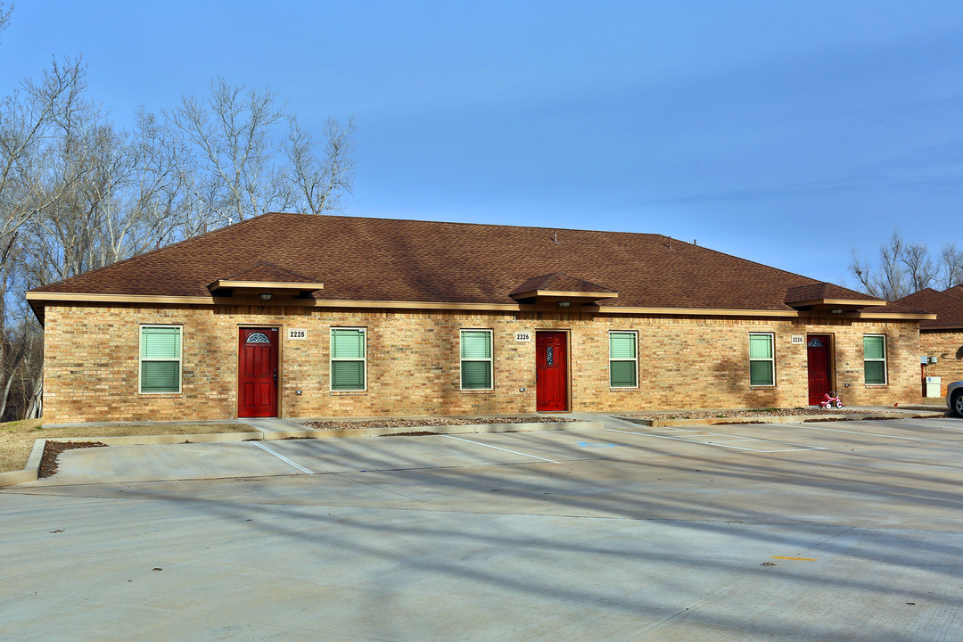 College Station Apartments in Chickasha, OK - Foto de edificio