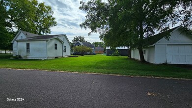 415 N Maple Ave in Minier, IL - Foto de edificio - Building Photo