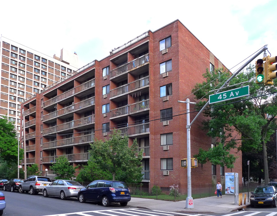 137-77 Kissena Blvd in Flushing, NY - Building Photo