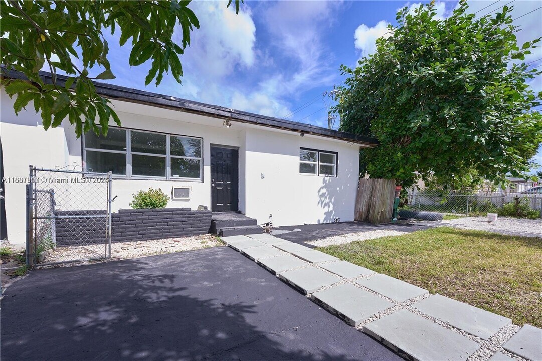 11501 NW 27th Ave in Miami, FL - Building Photo