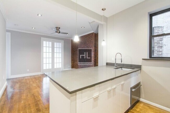 MOTT ST., Unit 5R in New York, NY - Building Photo - Building Photo