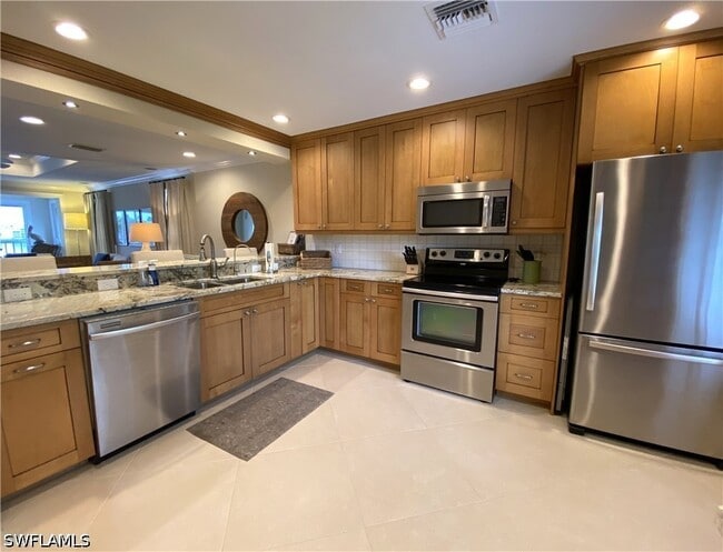 9101 Vanderbilt Dr in Naples, FL - Foto de edificio - Building Photo