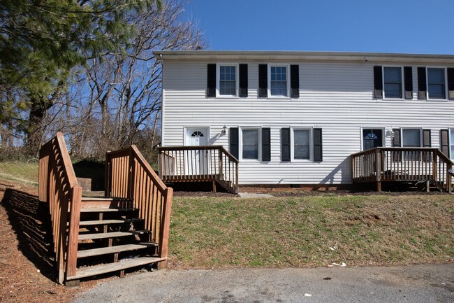 1310 Knob Creek Rd in Johnson City, TN - Building Photo - Building Photo