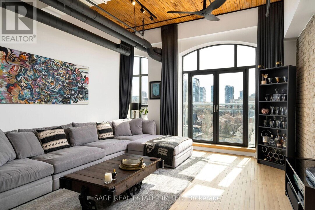 993 Queen St W in Toronto, ON - Building Photo