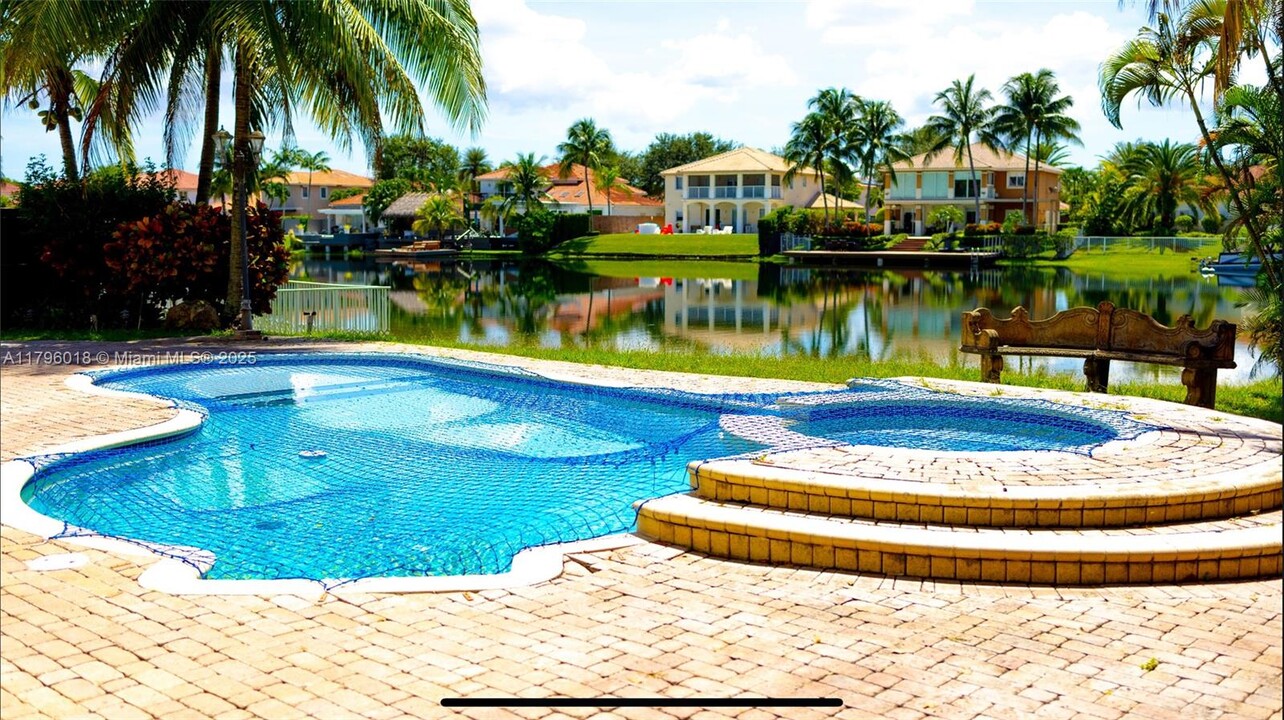 11388 NW 68th St in Doral, FL - Building Photo