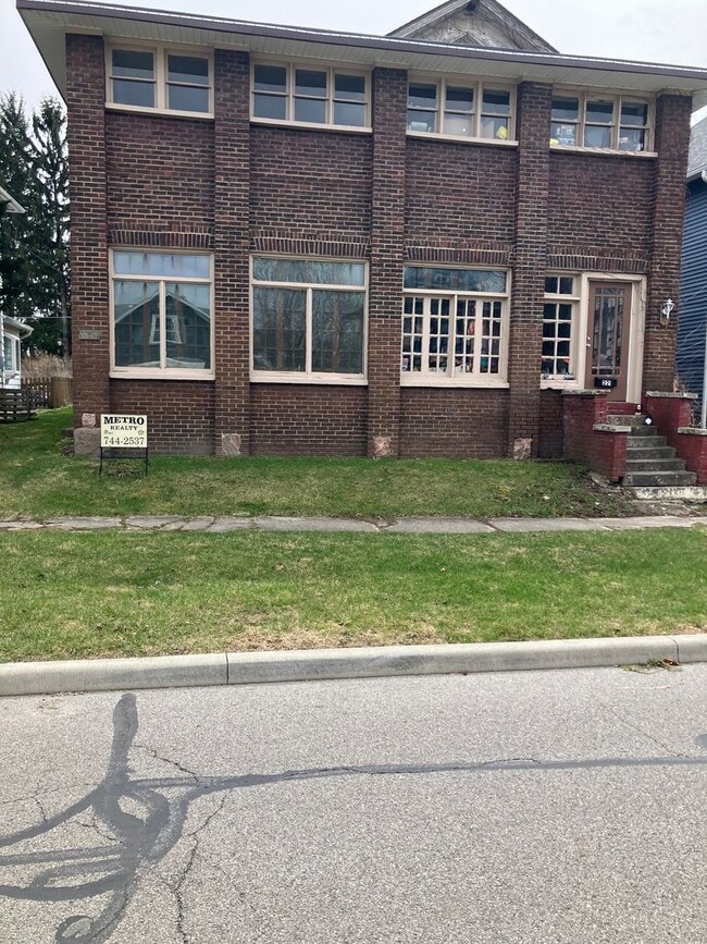 property at 219 W Rush St