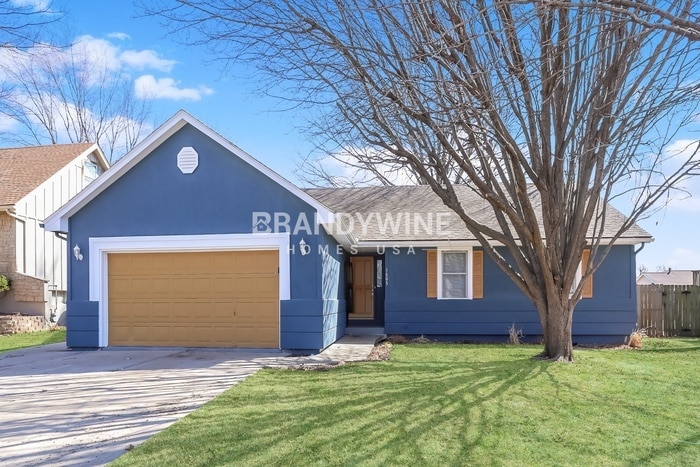 1605 NE Westwind Dr in Lee's Summit, MO - Foto de edificio