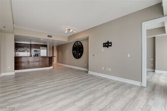 2700 S Las Vegas Blvd in Las Vegas, NV - Building Photo - Building Photo