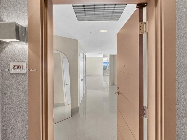 17301 Biscayne Blvd in North Miami Beach, FL - Building Photo - Building Photo