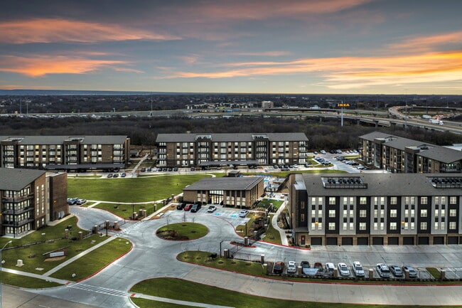 Axis Grand Crossing in Grand Prairie, TX - Foto de edificio - Building Photo