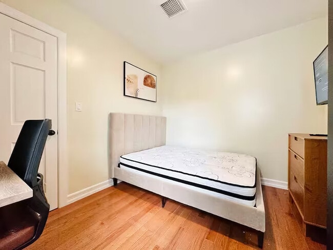 Furnished room/NOT APARTMENT, Unit 2 in Queens, NY - Foto de edificio - Building Photo