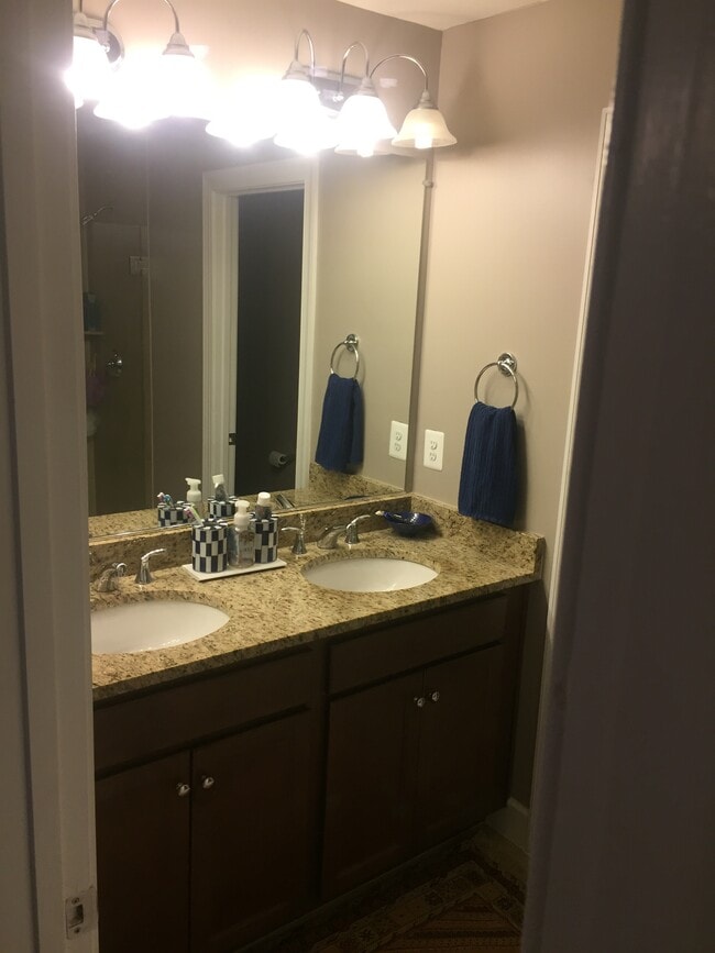 6193 Royal Crest Ln in Alexandria, VA - Foto de edificio - Building Photo