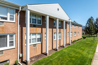 Williamsburg North Condominiums in Clifton, NJ - Building Photo - Building Photo