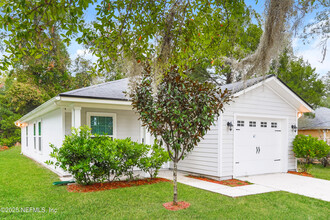 8129 Firetower Rd in Jacksonville, FL - Foto de edificio - Building Photo