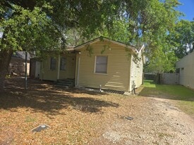 707 S 13th St in Nederland, TX - Building Photo