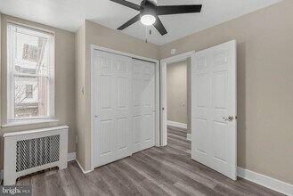 2440 Carpenter St in Philadelphia, PA - Building Photo - Building Photo