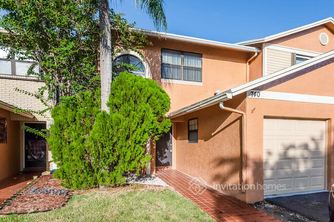 740 NW 106th Ave in Pembroke Pines, FL - Foto de edificio - Building Photo