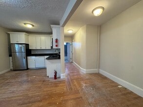23 Lowell St, Unit 1 in Somerville, MA - Building Photo - Building Photo