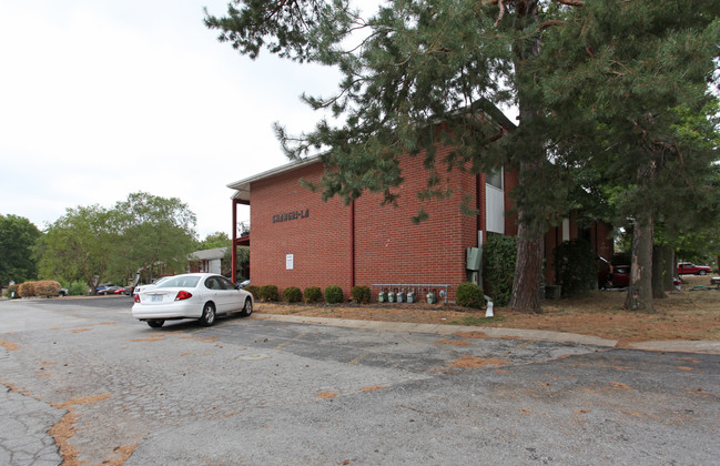 60 West Apartments in Shawnee, KS - Foto de edificio - Building Photo