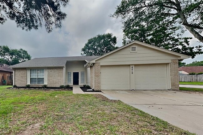 property at 4819 Bridgeville Ln