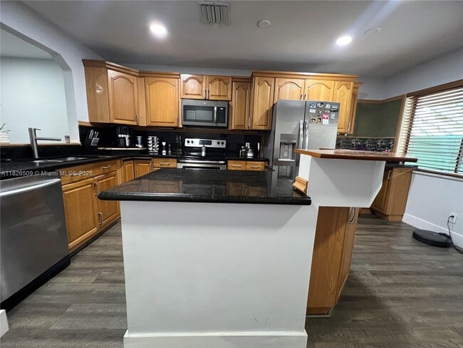 460 Lakeview Dr in Weston, FL - Foto de edificio - Building Photo