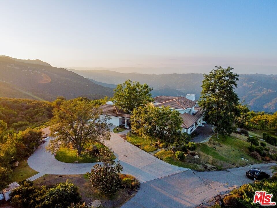 21965 Saddle Peak Rd in Topanga, CA - Building Photo