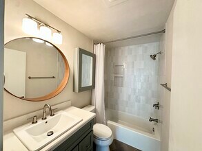 607 S Prospect Ave, Unit #202 in Redondo Beach, CA - Foto de edificio - Building Photo