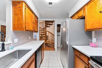 13911 Hollowgreen Dr in Houston, TX - Building Photo - Building Photo