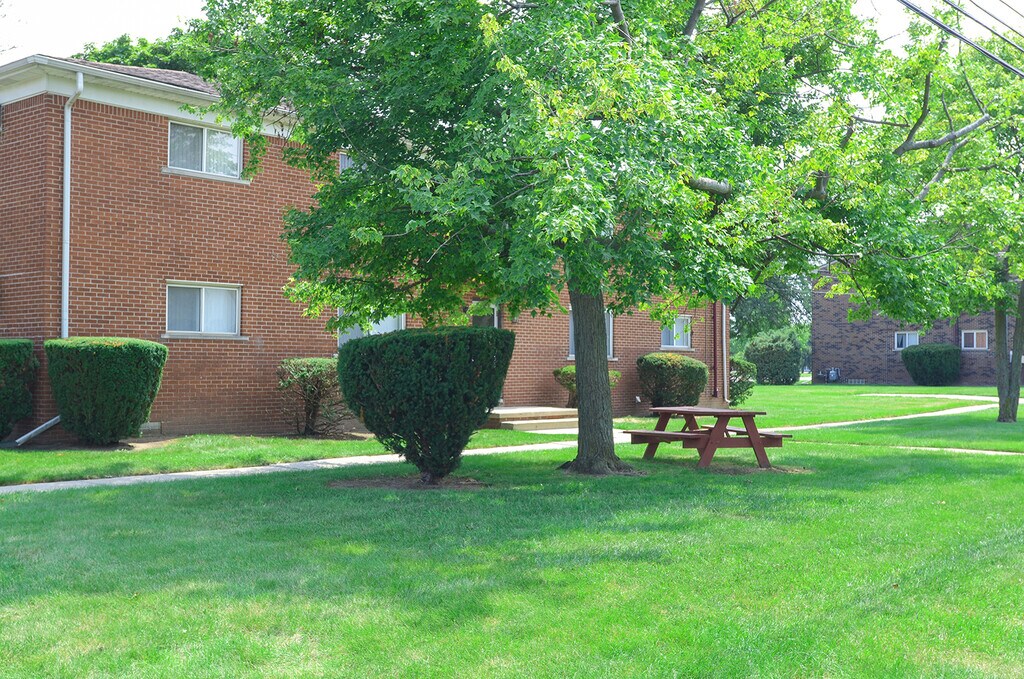 Tanglewood Apartments in Woodhaven, MI