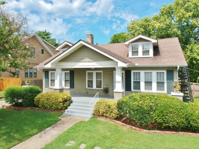 property at 1711 Villa Pl
