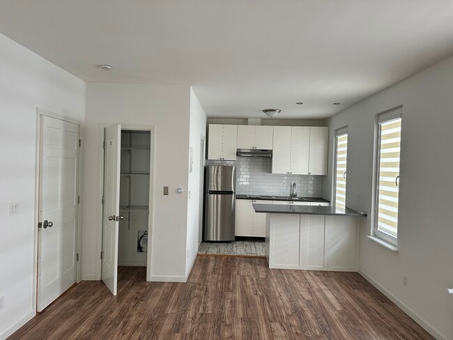 6940 78th St, Unit 1 FT in Middle Village, NY - Foto de edificio - Building Photo