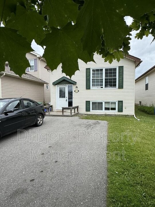 1241 Huntington Cir in Peterborough, ON - Building Photo