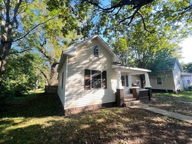 1027 W Florida St in Springfield, MO - Building Photo - Building Photo