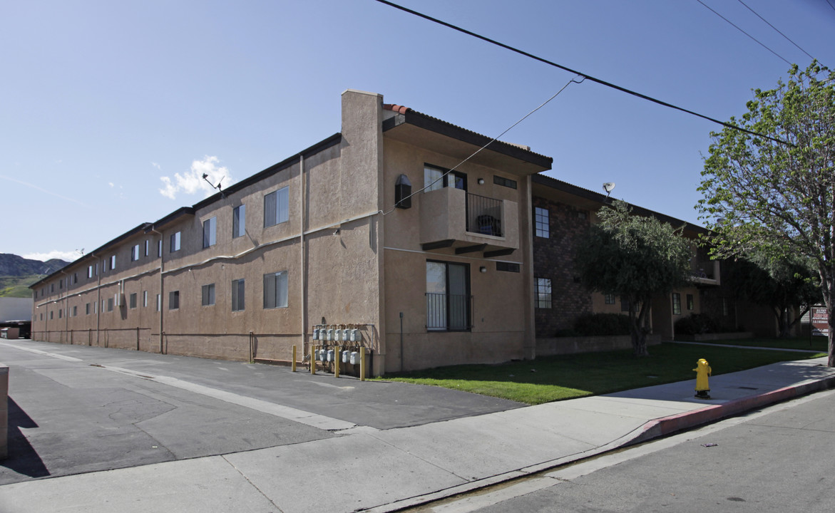 31727 Ridge Route Rd in Castaic, CA - Building Photo