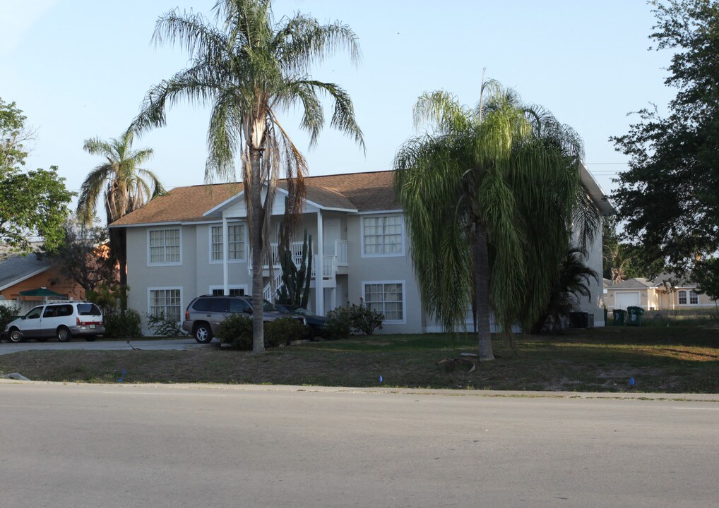 5021 Coronado Pky in Naples, FL - Building Photo