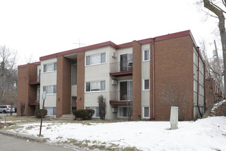 Wayzata Terrace Apartments in Wayzata, MN - Foto de edificio - Building Photo