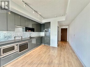 115 McMahon Dr in Toronto, ON - Building Photo - Building Photo