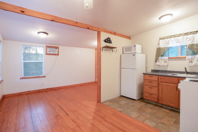 147 Choctaw Trl in Lakehills, TX - Building Photo - Building Photo