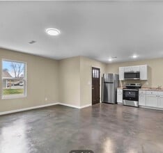 1300 W Mar Elm St in Scott City, MO - Foto de edificio - Building Photo