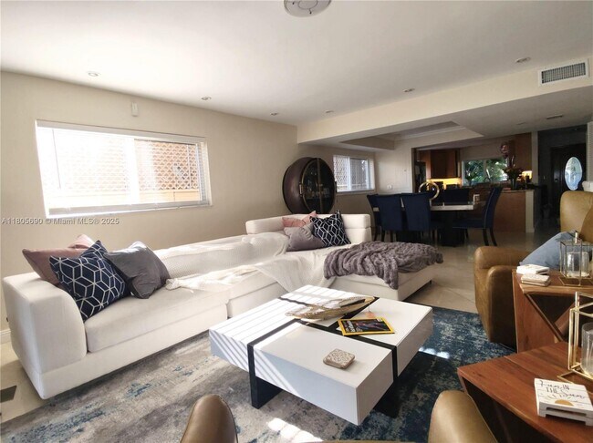 3853 NE 170th St in North Miami Beach, FL - Building Photo - Building Photo