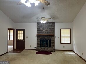 380 Hidden Valley Dr SE in Conyers, GA - Foto de edificio - Building Photo