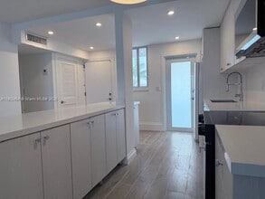 3000 Marcos Dr in Aventura, FL - Building Photo - Building Photo
