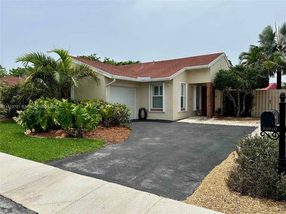 13970 Beechwood Ct in Davie, FL - Building Photo