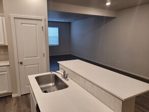 1274 NW Upas Pl in Redmond, OR - Foto de edificio - Building Photo