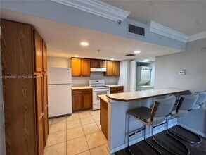 9909 Westwood Dr in Tamarac, FL - Building Photo - Building Photo