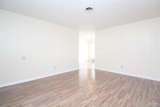 106 St Regis Dr in Pensacola, FL - Foto de edificio - Building Photo