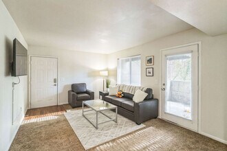 3225 Kinsrow Ave in Eugene, OR - Building Photo - Building Photo