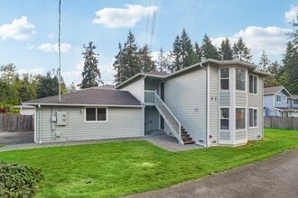 13411 Meadow Rd in Everett, WA - Foto de edificio - Building Photo