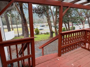 4778 N River Rd in Gold Hill, OR - Foto de edificio - Building Photo